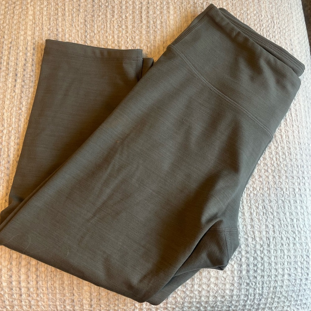 NWOT Korsa Women's Gray Capri Leggings